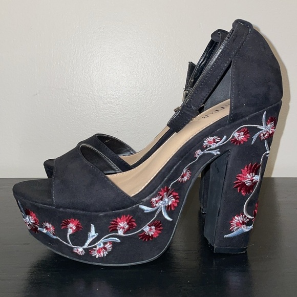 JustFab Lawren High Heel Sandals. Size 8. Chunky heel. Floral design. - Picture 4 of 14